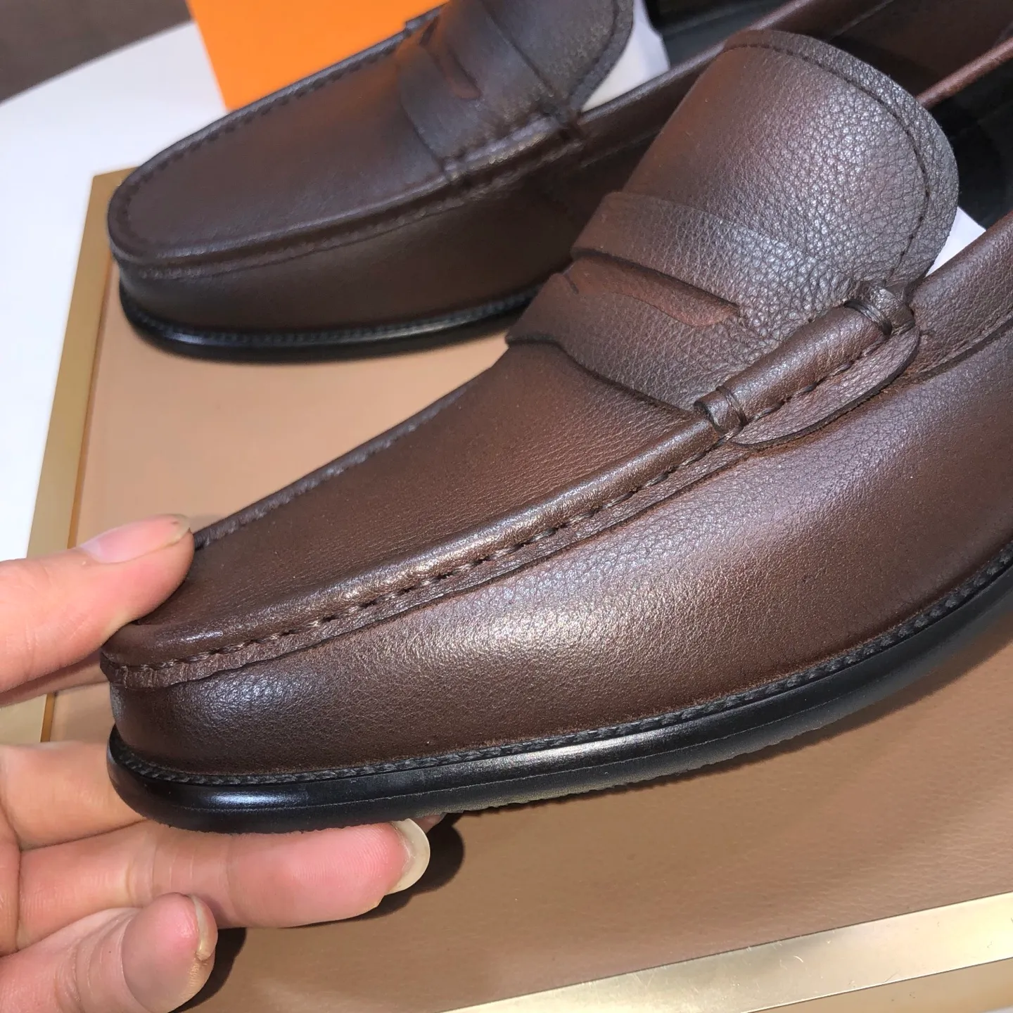 Men's men's shoes💰540💰[LV] (original single cowhide lining)🍀LV's latest genuine leather business suit shoes are available on the official website at the same time. The first-layer cowhide imported from Italy is made of heavy gold, and the official website has a 1:1 rubber outsole. Versatile to wear, high-end without losing class, and the color combination is extraordinary. This four-season style is alluring when worn on your feet, showing off your big-name flair. Standard code 38-45 (45 customized)